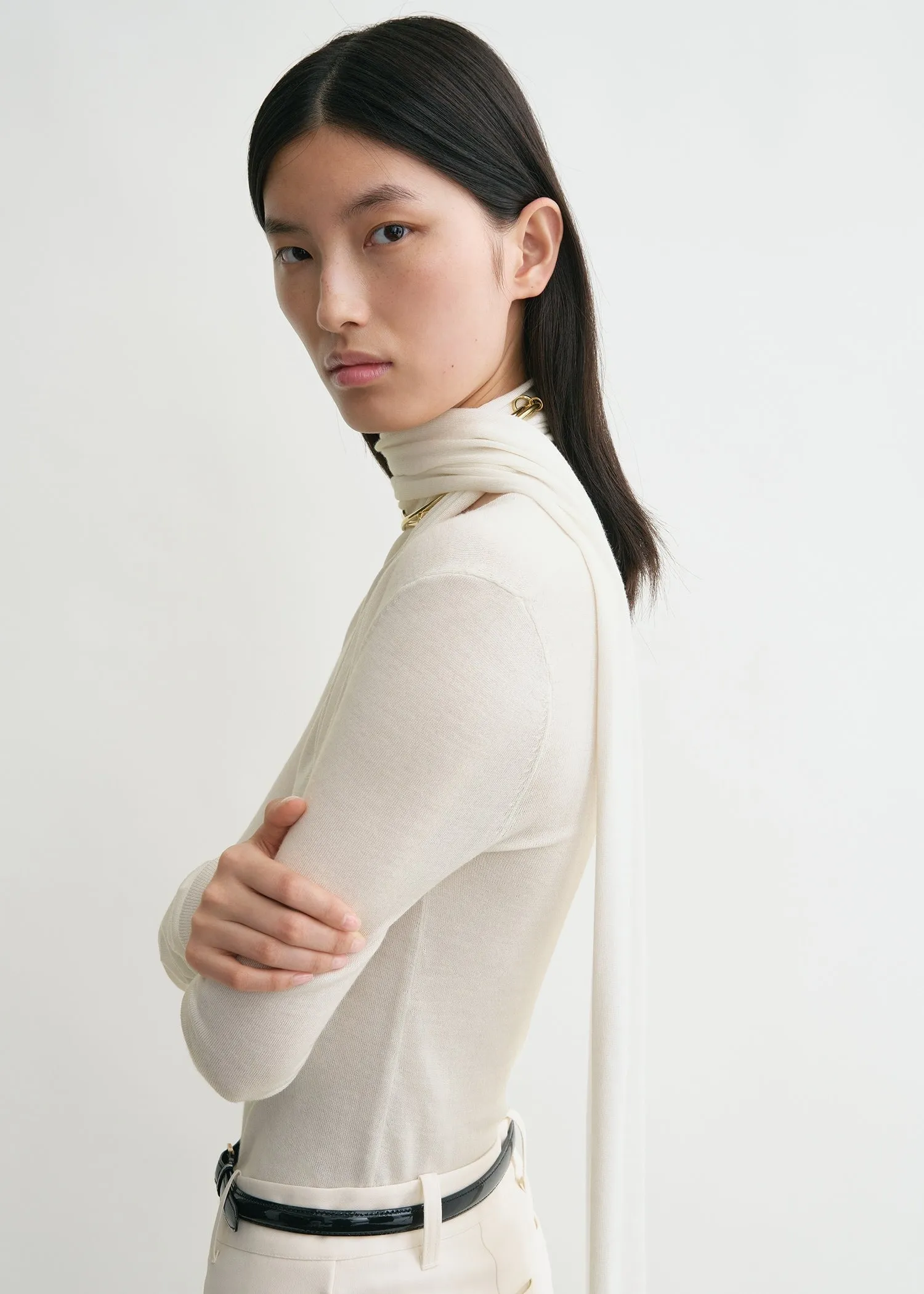 Draped-scarf fine knit off-white