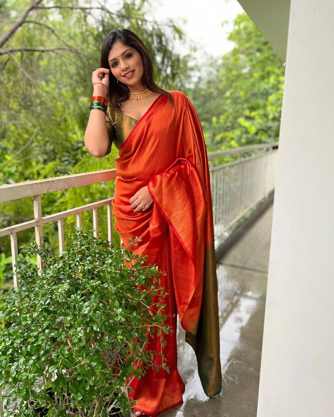 Moiety Red Soft Silk Saree With Murmurous Blouse Piece